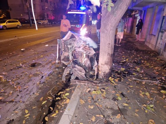 Kettétört az autó a balesetben, egy 21 éves fiatal szörnyethalt