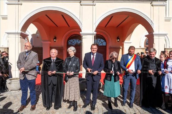 Hit, összefogás, közösség – Átadták a felújított bonyhai Bethlen-kastélyt
