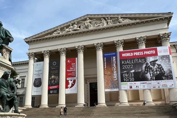Kitiltották a kiskorúakat a World Press Photo kiállításáról Budapesten