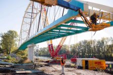 Célegyenesben a szatmári gyalogoshíd építése: helyére került a 400 tonnás acélszerkezet