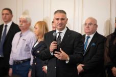 Független képviselőként folytatja A remény mozgalmának alapítója