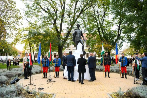 FRISSÍTVE – Felavatták Petőfi Sándor egészalakos szobrát Szatmárnémetiben
