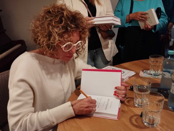 Regény az elhallgatottról és a megbocsátásról – Lugosi Viktória Akit itt felejtettek című regényét mutatták be Kolozsváron