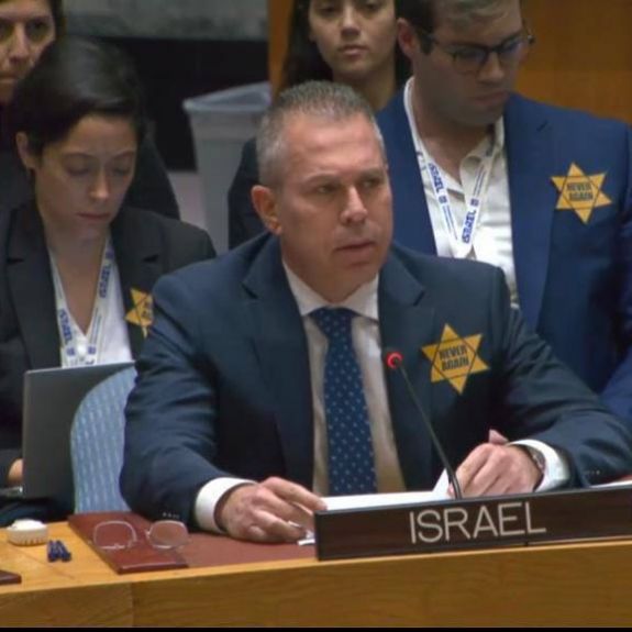 Tiltakozás: sárga csillagot visel Izrael ENSZ-nagykövete 