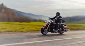 Motorozás B kategóriájú jogosítvánnyal: 10 óra helyett 15 óra gyakorlati képzés az új változatban