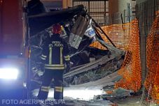 FRISSÍTVE – Felüljáróról zuhant a vasúti pályára egy autóbusz Olaszországban, legalább húszan meghaltak