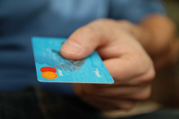 A bizalmába férkőzött, majd kirabolta az idős férfit egy suceavai fiatalember