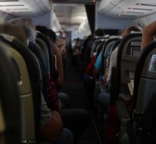 Meghalt egy nő a Qatar Airways járatán, letakarták és otthagyták