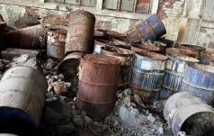 Több tonna veszélyes hulladékra bukkantak a rendőrök