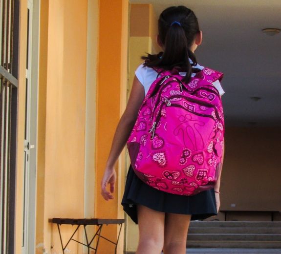 Ligia Deca: a diákoknak többé nem kell cipelniük a nehéz iskolatáskát