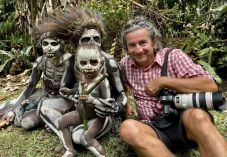 Kannibálokkal és csontvázemberekkel cimborált, sármaszkot viselt Pápua Új-Guineában a székelyföldi fül-orr-gégész fényképész
