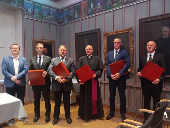 Átadták a Budai krónika hasonmáskiadásait az erdélyi történelmi egyházak képviselőinek