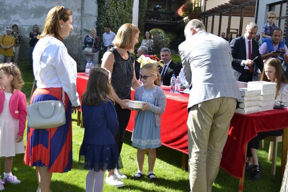 Jelképes ajándékot kaptak a Rákóczi Szövetségtől a máramarosi diákok