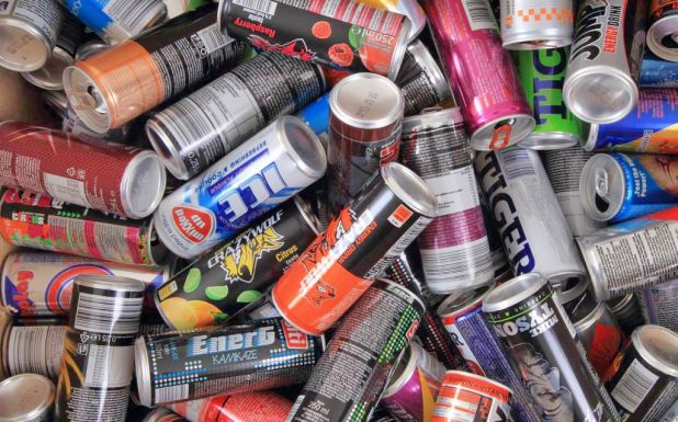 Tiltással védenék a kiskorúakat az energiaitaltól és az elektromos cigarettától