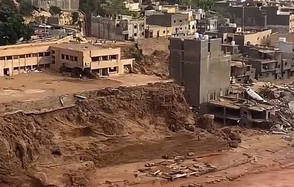 Több százan meghaltak és legalább tízezer személyt eltűnt a líbiai áradásban