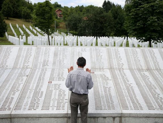 Egykori boszniai szerb katonákat vettek őrizetbe a srebrenicai mészárlásban történt részvétel miatt