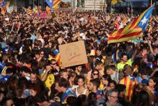 Tízezrek vonultak utcára Barcelonában követelve az elszakadást Spanyolországtól