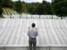 Egykori boszniai szerb katonákat vettek őrizetbe a srebrenicai mészárlásban történt részvétel miatt