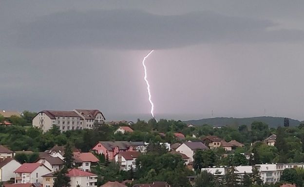 Viharjelzés szombat hajnalig