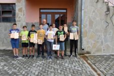 Hagyományőrzés: kézműveskedő és táborozó gyerekek Kézdialmáson