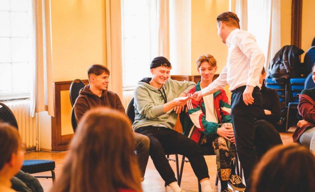 Budapesti iskolákban tart tantermi előadásokat az Osonó Színházműhely