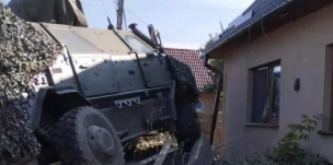 Kovászna megye: a ház udvarán kötött ki egy páncélozott harcjármű