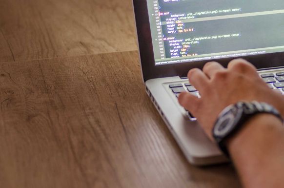 Informatikusokat alkalmaz az országos egészségbiztosító – Közel 4000 eurós bért kínálnak