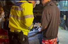 Bántalmazta az édesanyját, száz borítéknyi kábítószert találtak a szobájában