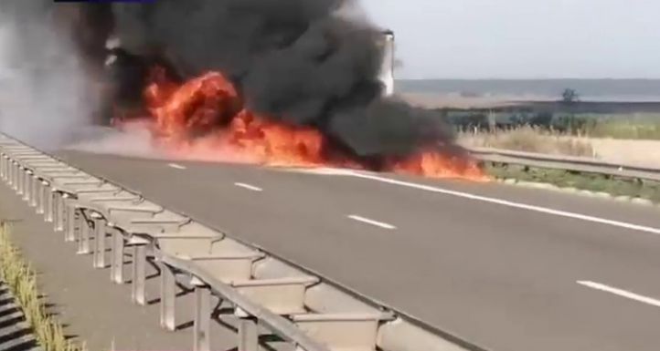 Kilométerekre ellátszott a kigyulladt teherautó fekete füstje