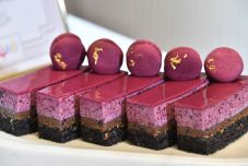 Feketeribizlis-tonkababos sütemény Budapest desszertje