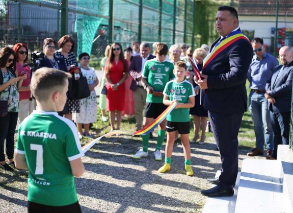 Multifunkcionális sportpályát és felújított sporttermet adtak át Krasznán