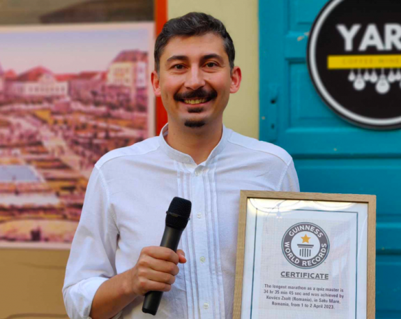 Kézben a Guinness-rekord: 2000 kérdés, 500 erdélyi magyar és 34 kvízzel töltött óra kellett hozzá