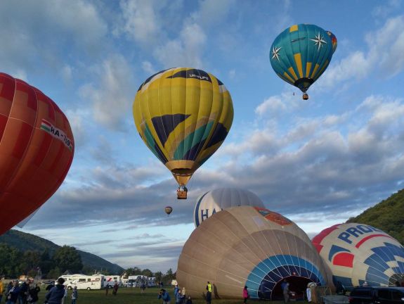 Hőlégballon Parádé Nyárádköszvényesen – Hétvégi program az egész családnak