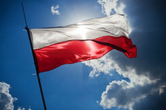 Migránsok százezrei kaphattak vízumot a migránsellenes lengyel kormánytól