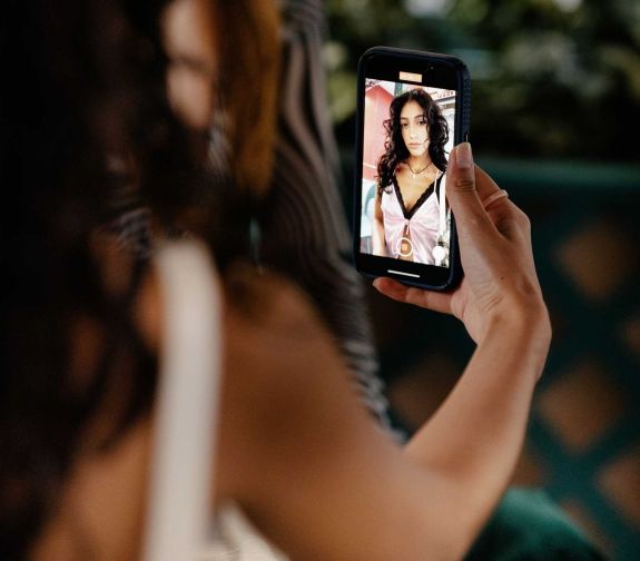 Emberkereskedelem online is – Hogyan védjük meg a gyerekeket?