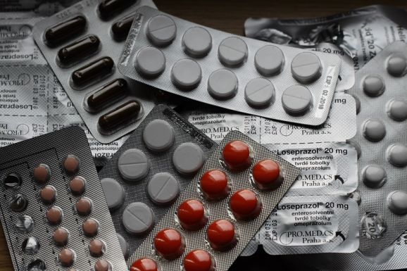 Előzetes letartóztatásba helyezték az életveszélyes pasztillák ezreivel kereskedő patikust
