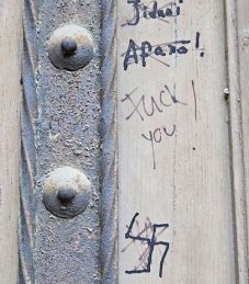 Horogkeresztet festettek a temesvári zsinagóga falára