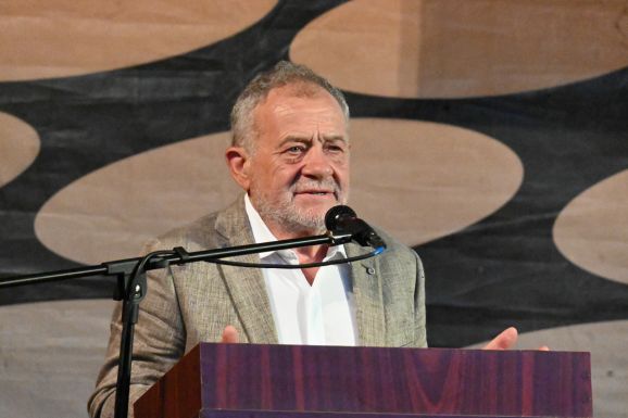 FRISSÍTVE: Előzetes letartóztatás alá helyezték a kenőpénz elfogadásán ért megyei tanácselnököt