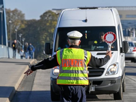 A német kormány mérlegeli a lengyel és a cseh határszakasz állandó ellenőrzését