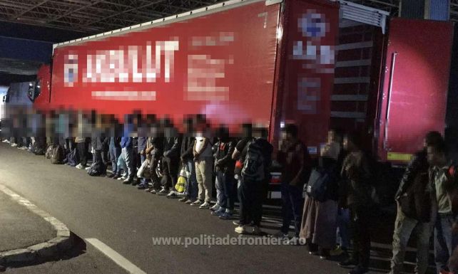 Határrendészet: kamionokban elrejtőzve próbált Magyarországra jutni 62 migráns