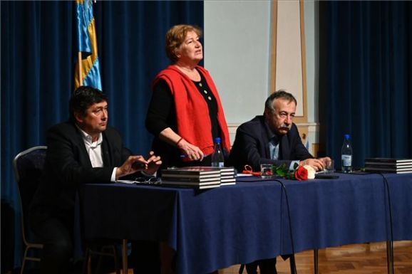 Eltávolították Szili Katalinék koszorújáról a magyar nemzeti színű szalagot Sepsiszentgyörgyön