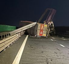 A leállósávon halad a forgalom az A2-es autópályán, mivel felborult egy kamion