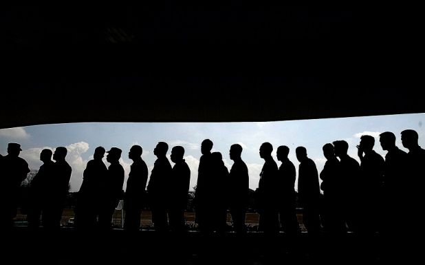 A többség éves pihenőszabadsága egy napját az állami intézményeknél sorban állással tölti