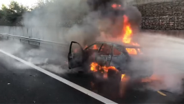 Teljesen beborították a lángok az autópályán történt baleset után kigyulladt autót