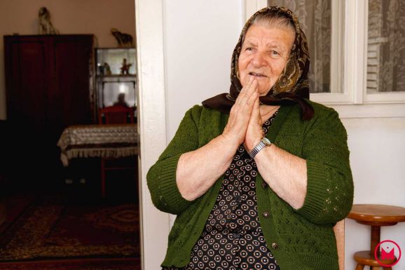 „Kicsi leány voltam, ültem az öregek mellett a padon, s megtanultam mesélni” – Hideg Anna nénivel, a Népművészet Mestere-díjas erdélyi adatközlővel beszélgettünk