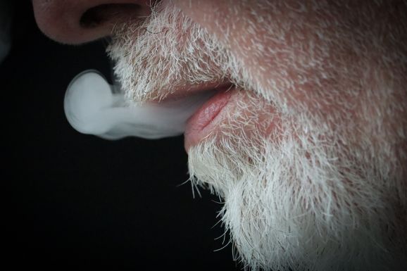 Újabb országban tiltanák be az eldobható e-cigarettát