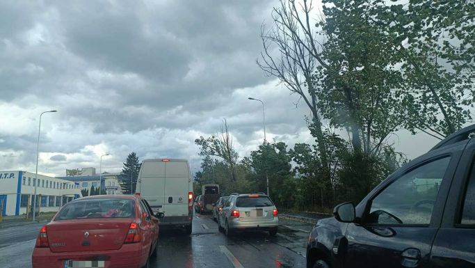 Nagy vihar volt Sepsiszentgyörgyön: fa dőlt az útra