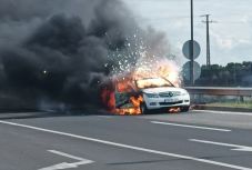 Kigyulladt autóból szabadítottak ki egy román kisgyermekes családot Magyarországon