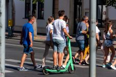 Ezekben az európai fővárosokban korlátozták vagy tiltották be a bérelhető elektromos rollereket