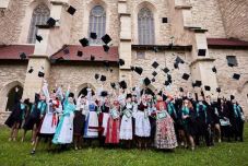 „Dolgoznánk mi, ha lenne hol” – Mennyi esélye van egy romániai magyarnak elhelyezkedni a kulturális életben?